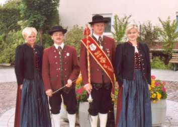 Hans mit Stabfhrer und Ehrendamen Daniela und Anita